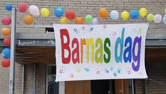 Banner med påskriften Barnas Dag